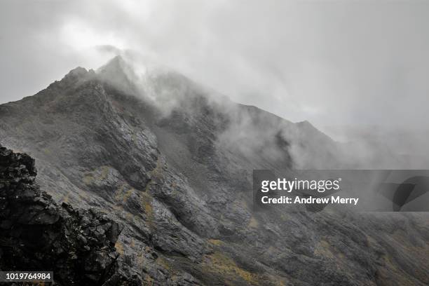 black cuillin mountain ridge in mist, fog, cloud, isle of skye - cuillins stockfoto's en -beelden