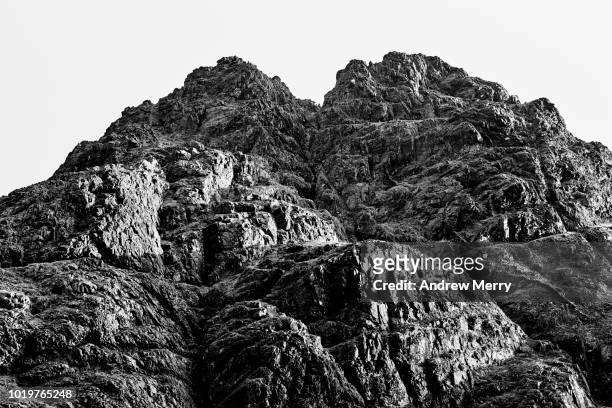 close-up of cuillin mountain ridge, isle of skye - landscape black and white stockfoto's en -beelden