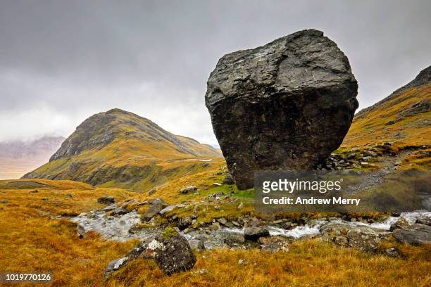 large boulder, mountain stream and hill, isle of skye - roccia foto e immagini stock