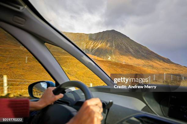 road trip, isle of skye - vanuit een auto stockfoto's en -beelden