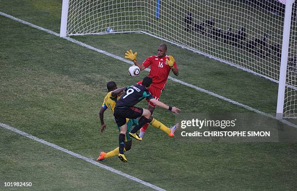 South Africa's goalkeeper Itumeleng Khune and defender Aaron Mokoena block an attempt by Mexico's striker Guillermo Franco to score during their 2010...