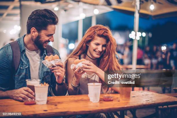beste erfahrung am festival ist essen - restaurant prater stock-fotos und bilder