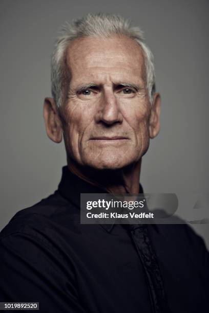 portrait of cool mature man looking in camera - studio head shot serious confident looking at camera foto e immagini stock