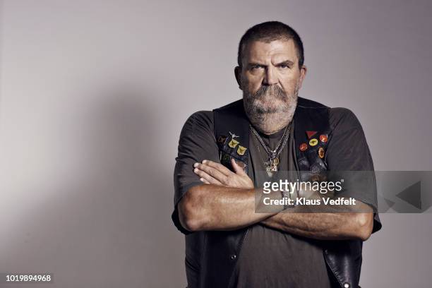 mature rough looking man photographed on studio with hard lighting - irréductibilité photos et images de collection