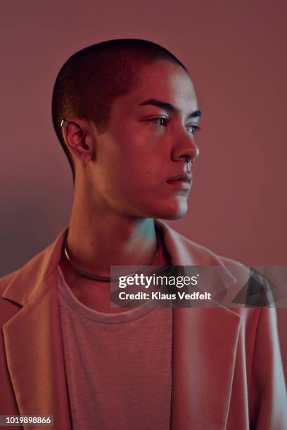 profile shot of beautiful young man looking right, shot on studio - kette gebrauchsgegenstand stock-fotos und bilder