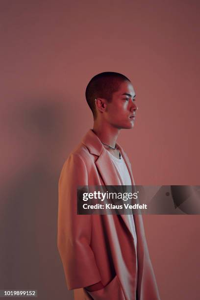 profile shot of beautiful young man looking right, shot on studio - fotografia de três quartos imagens e fotografias de stock