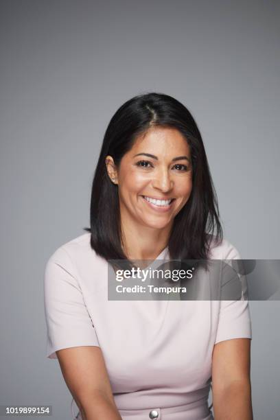 estudio disparo en la cabeza de bella mujer brasileña. - cabello negro fotografías e imágenes de stock