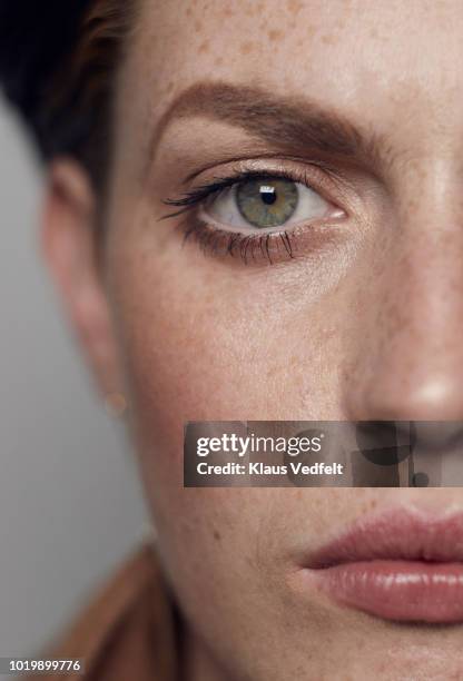 close-up portrait of beautiful young woman looking in camera, shot on studio - beauty portrait studio shot stockfoto's en -beelden