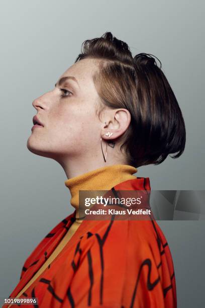 profile portrait of beautiful young woman looking in camera, shot on studio - camisa colorida - fotografias e filmes do acervo