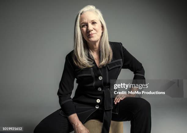 studio portrait of businesswoman - tabouret photos et images de collection