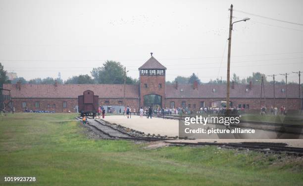 Poland, Oswiecim: Tourists visit the former German concentration camp Auschwitz-Birkenau. Photo: Michael Kappeler/dpa