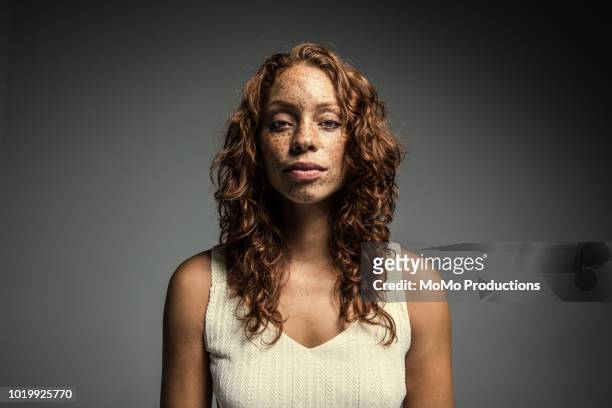studio portrait of woman with freckles - person gemischter abstammung stock-fotos und bilder