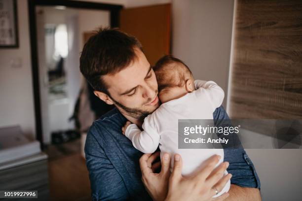 pai acalmar o bebê chorando de cólica - cólica - fotografias e filmes do acervo