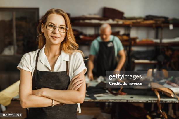 retrato de una joven que trabaja en el taller de cuero - sastre fotografías e imágenes de stock