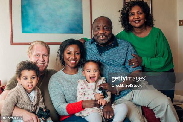 3 generationen familie posiert für ein foto zu weihnachten - fotostock stock-fotos und bilder