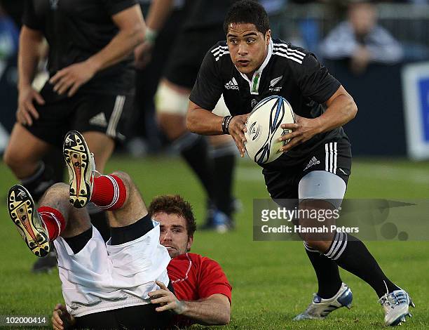 Aaron Smith of the New Zealand Maori attacks past Jared Payne of the New Zealand Barbarians during the rugby union match between New Zealand Maori...