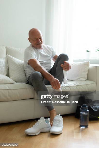 l'uomo anziano si prepara all'allenamento - men socks foto e immagini stock