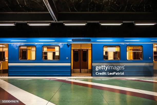 tren de metro salida en estocolmo andén de estación de metro - tren de metro fotografías e imágenes de stock