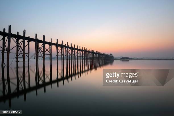sunrise at u bein bridge, wooden teak bridge, amarapura, mandalay, myanmar. - mandalay bildbanksfoton och bilder