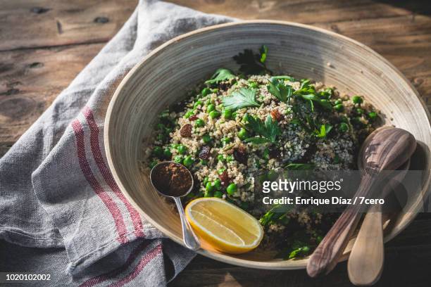 quinoa sweet pea pilaf in bamboo serving bowl - quinoa stockfoto's en -beelden
