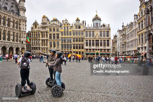 tourist in brüssel grand place - segway stock-fotos und bilder