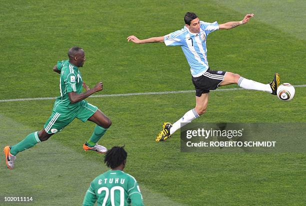 Argentina's midfielder Angel Di Maria vies with Nigeria's midfielder Sani Kaita and Nigeria's midfielder Dickson Etuhu during their Group B first...
