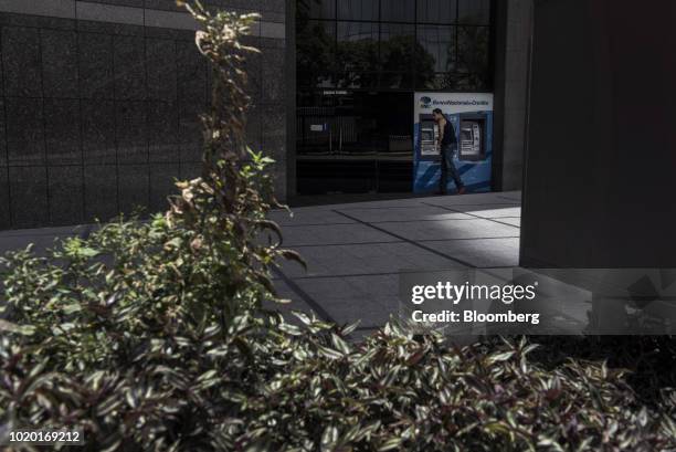 Man withdraws new sovereign bolivar banknotes at an automated teller machine in Caracas, Venezuela, on Monday, Aug. 20, 2018. The Venezuelan...