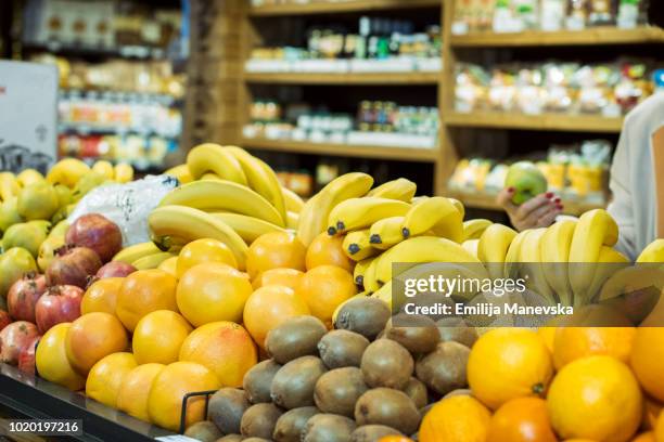 a fruit and vegetable stand at a local market - puesto de mercado agrícola fotografías e imágenes de stock