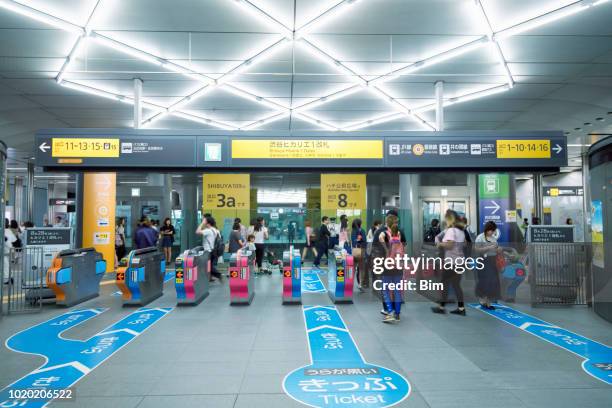 東京地下鉄の駅に歩く人々 のグループ - 改札 ストックフォトと画像