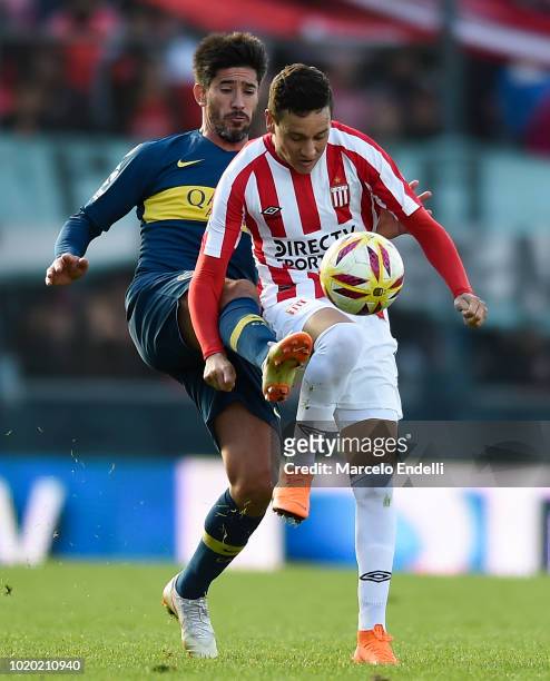 Pablo Perez of Boca Juniors fights for the ball with Fernando Zuqui of Estudiantes during a match between Estudiantes and Boca Juniors as part of...