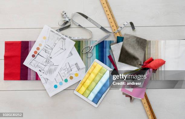 stoffmuster und schneiderei-tools auf dem tisch ein textilgeschäft - modeatelier stock-fotos und bilder