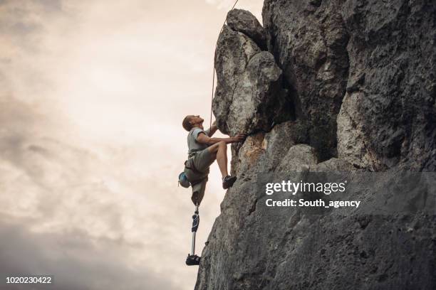 arbeidsongeschiktheid man klimmer - artificial limb stockfoto's en -beelden