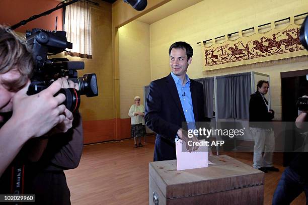 Open Vld chairman Alexander De Croo casts his vote at a polling station in Brakel during the country's legislative elections on June 13, 2010....