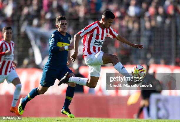 Ivan Gomez of Estudiantes La Plata drives the ball during a match between Estudiantes and Boca Juniors as part of Superliga Argentina 2018/19 at...