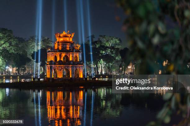 view of the turtle tower, a small tower in the middle of sword lake. - hanoi night stockfoto's en -beelden