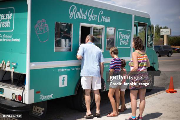 santa fe, nm: familia en el camión de helado - pedir matrimonio fotografías e imágenes de stock