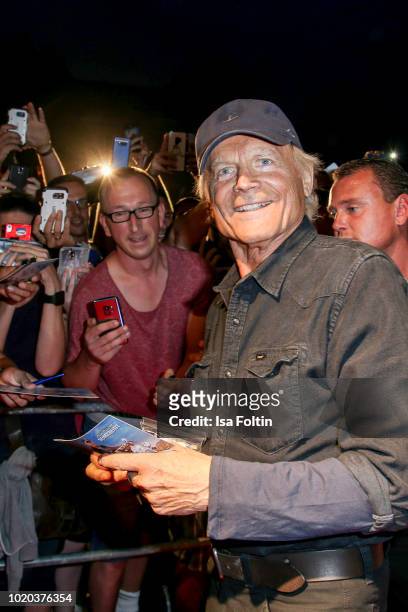 Italien-US actor Terence Hill with fans during the premiere of 'Mein Name ist Somebody - Zwei Faeuste kehren zurueck' during the movie nights on...