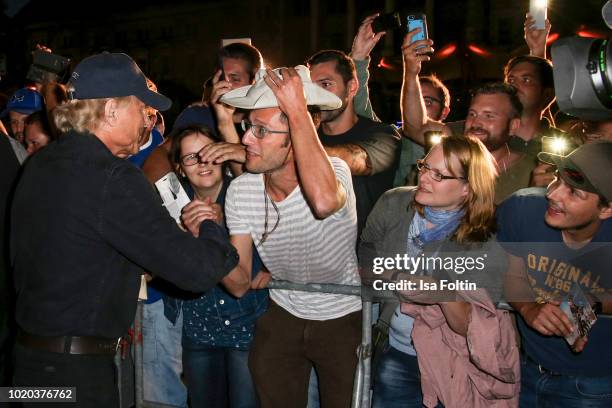 Italien-US actor Terence Hill with fans during the premiere of 'Mein Name ist Somebody - Zwei Faeuste kehren zurueck' during the movie nights on...