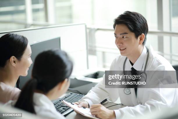 doctor talking to patient in hospital - exame médico procedimento médico imagens e fotografias de stock