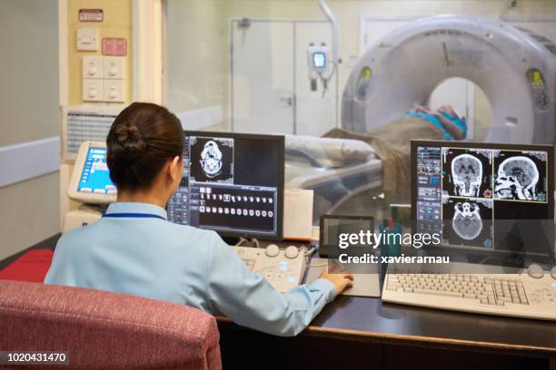 sjuksköterska övervakning datortomografi av patient på dator - cat scanner bildbanksfoton och bilder