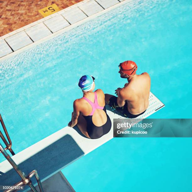 il nuoto li ha riuniti - trampolino piscina foto e immagini stock