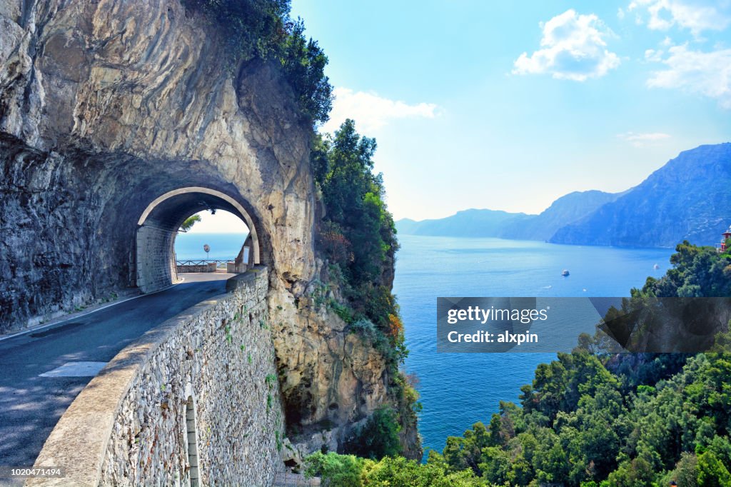 Carretera en Costa de Amalfi, Italia