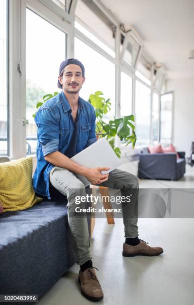 vertrouwen computerprogrammeur zitten in office lounge - hipster developer stockfoto's en -beelden