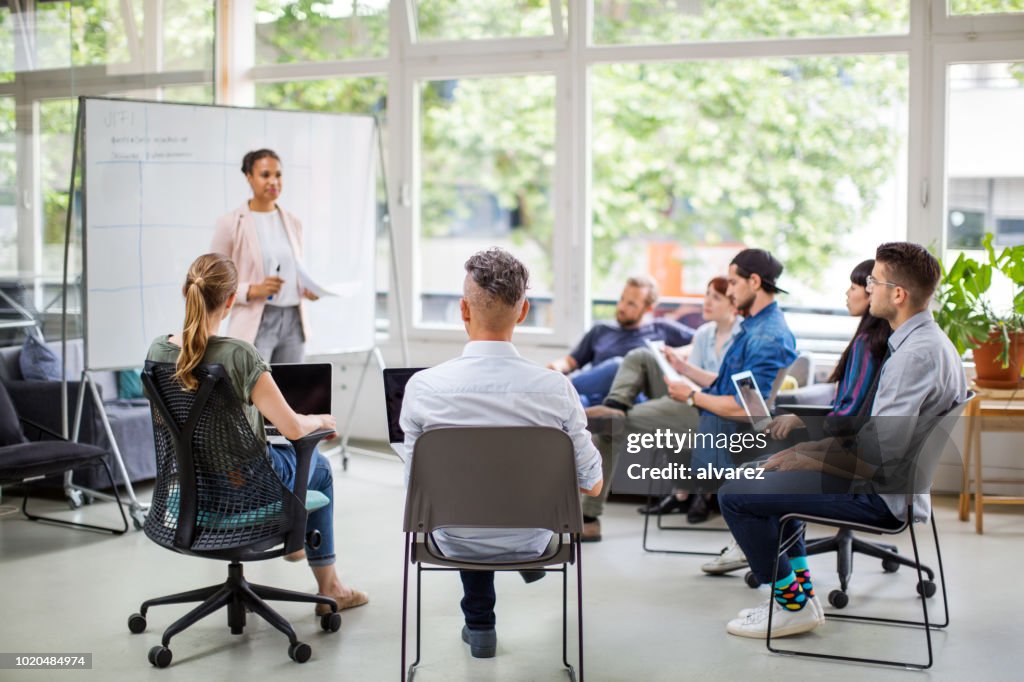 Multi-ethnischen Geschäftstreffen Menschen besuchen