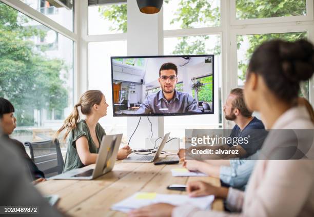 start-business-team mit einer videokonferenz mit investor - tv screen stock-fotos und bilder