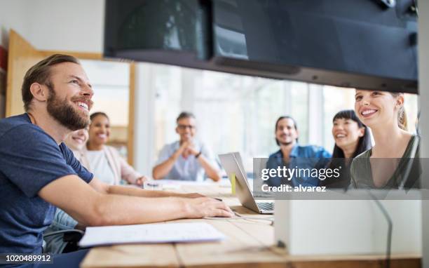 ビデオ会議のビジネス人々 のグループ - テレビ　会議 ストックフォトと画像