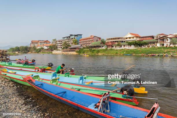 boats on nam song river in vang vieng, laos - shallow 2018 song stock pictures, royalty-free photos & images