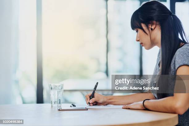 poner la pluma al papel por un momento - condición fotografías e imágenes de stock