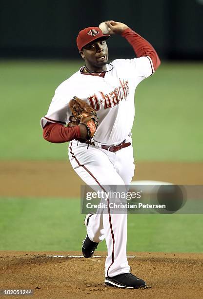 Starting pitcher Dontrelle Willis of the Arizona Diamondbacks pitches against the Atlanta Braves during the Major League Baseball game at Chase Field...