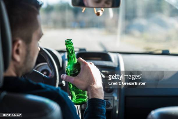 mann trinkt bier, während sie ein auto - dui stock-fotos und bilder